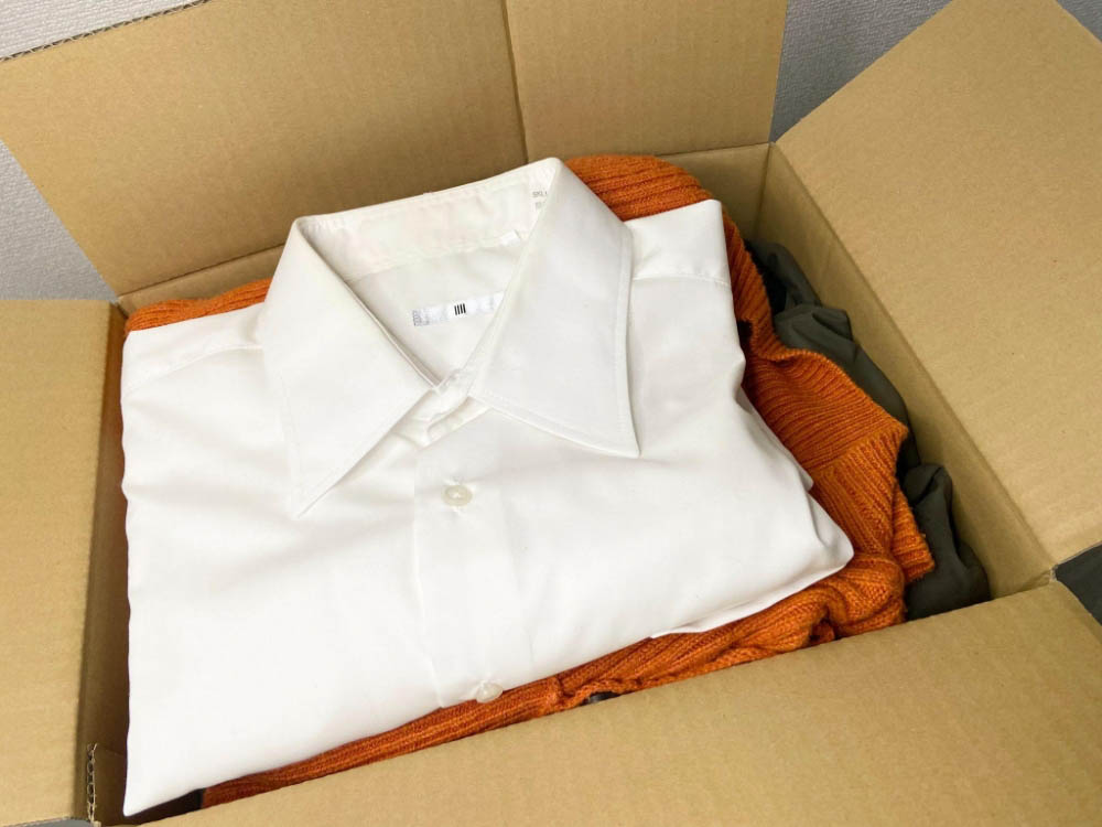 衣類を段ボールに詰める