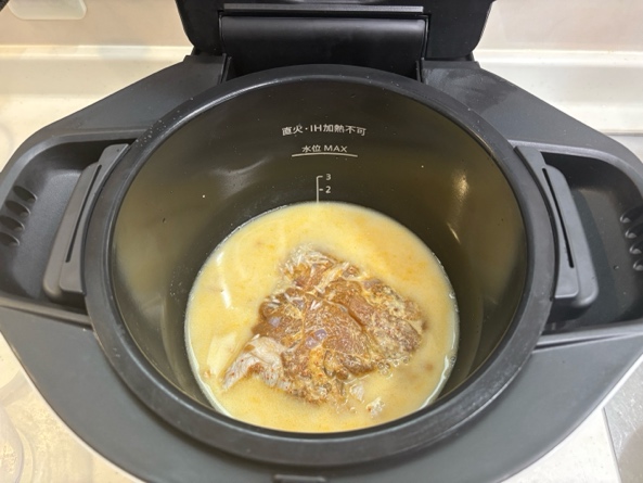 ホットクックの内鍋に解凍したチキンとバスマティライスを入れる