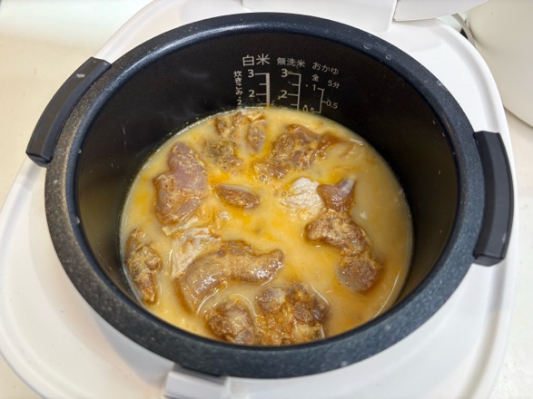 炊飯器の釜にチキン・バスマティライス・規定量の水を入れる
