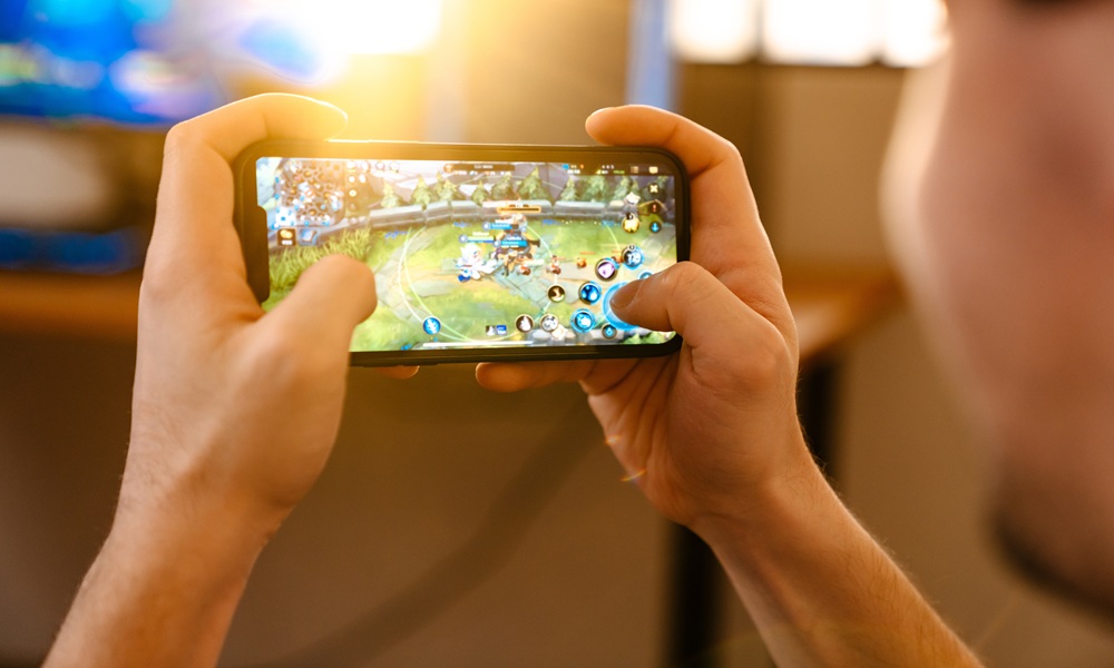 スマホでゲームアプリをプレイしている様子
