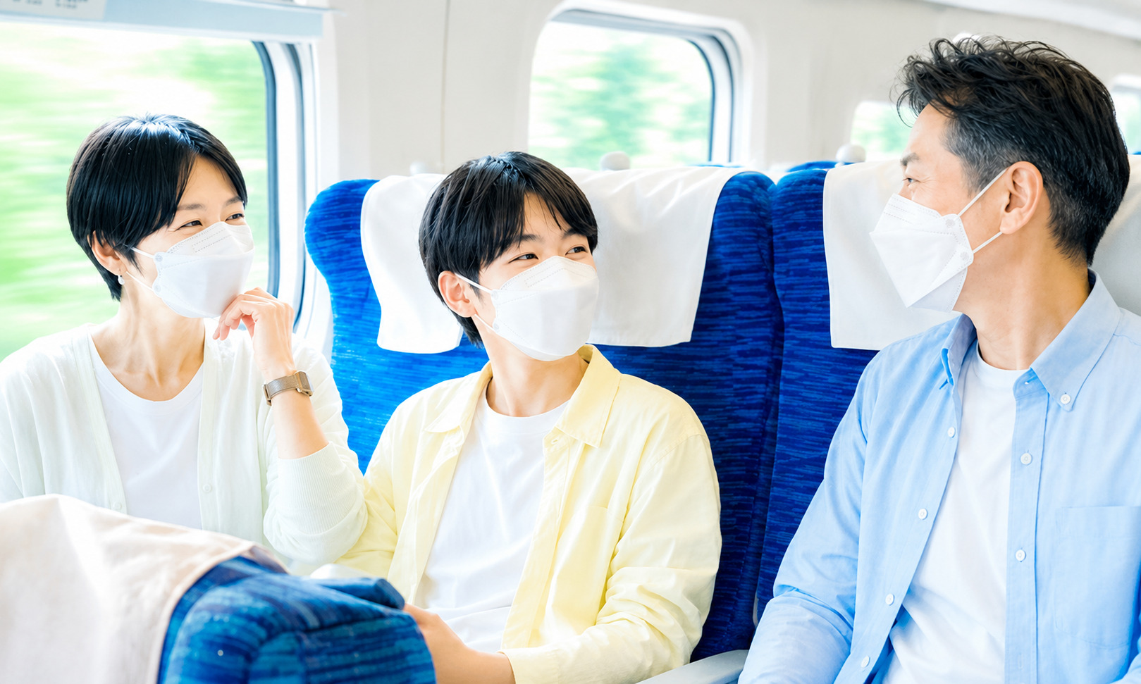 移動中にシャープクリスタルマスクを着用する家族