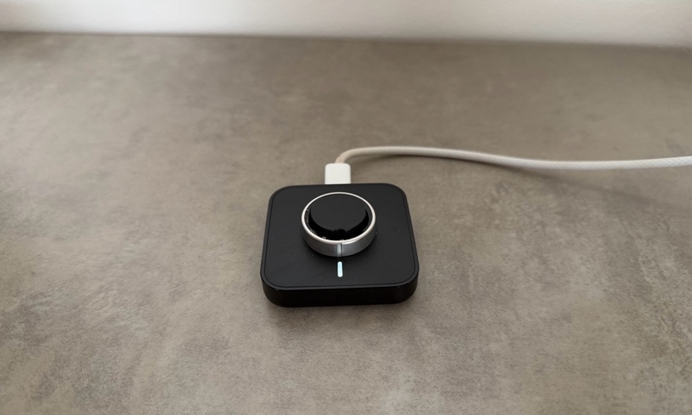 スマートリングの充電をしているイメージ