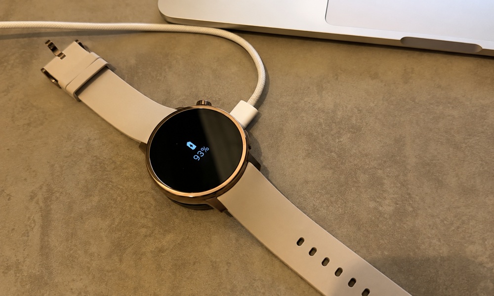 充電ケーブルをウォッチに装着するシーン