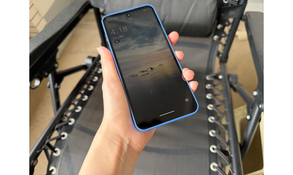 実際に手に持って撮影したAQUOS wish6