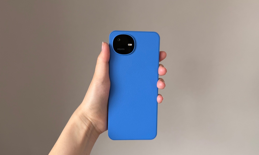 実際に撮影したAQUOS wish6の背面（SORAカラー）
