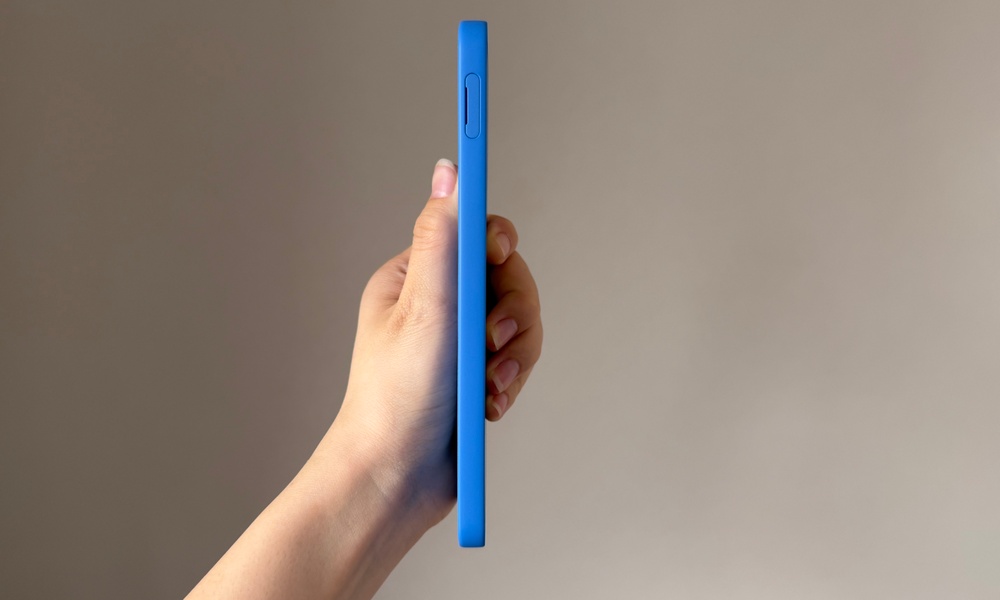 実際に撮影したAQUOS wish6の側面（薄さが分かるアングル）