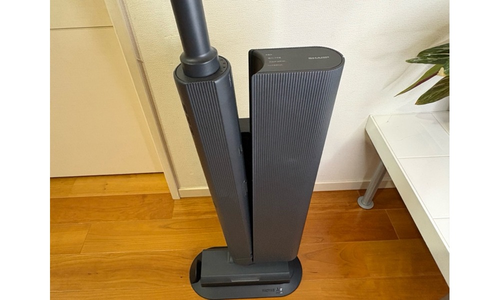 スティックをステーションに戻して自動ごみ収集しているところ