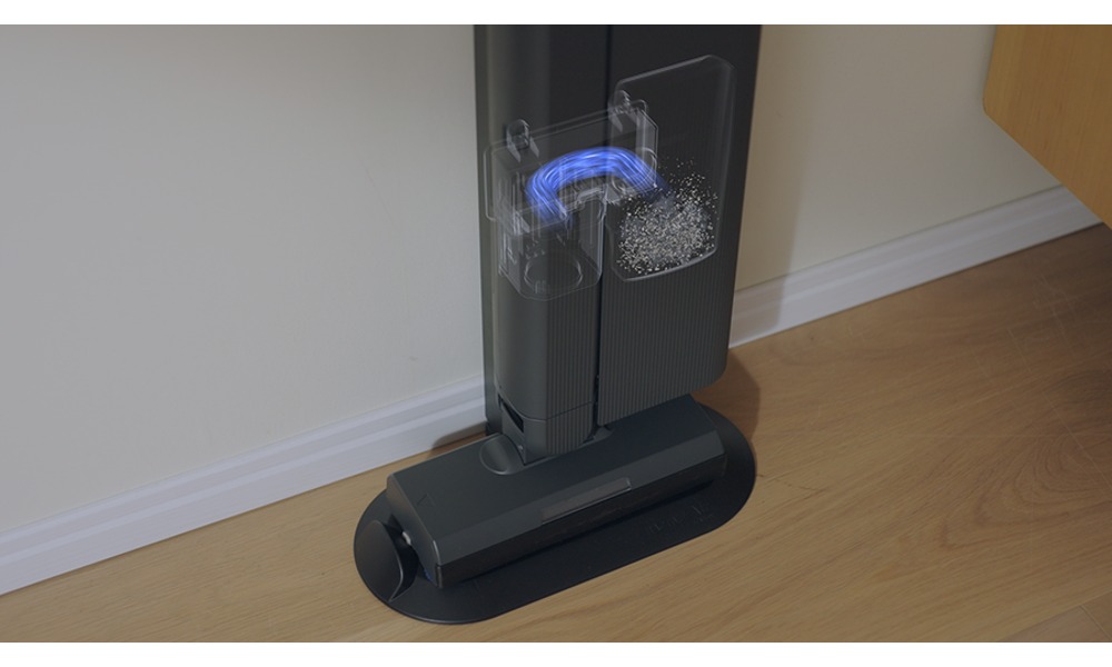 掃除機本体を充電スタンドに戻して自動ゴミ収集を行う様子
