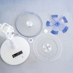 【裏ワザ】扇風機の簡単な掃除方法|必要な道具や分解できないタイプの掃除のやり方まで