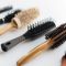 【裏ワザ】簡単なヘアブラシの洗い方｜プラスチック・木・獣毛など種類にあわせてお手入れ！