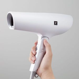 ドライヤーの寿命は平均3〜4年！故障サインや買い替え時期、長持ちのコツを解説