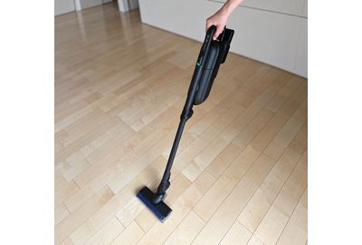 シャープ紙パック式コードレススティック掃除機「EC-KR70A」を実機レビュー｜軽さ・吸引力・ごみ捨てのしやすさを検証