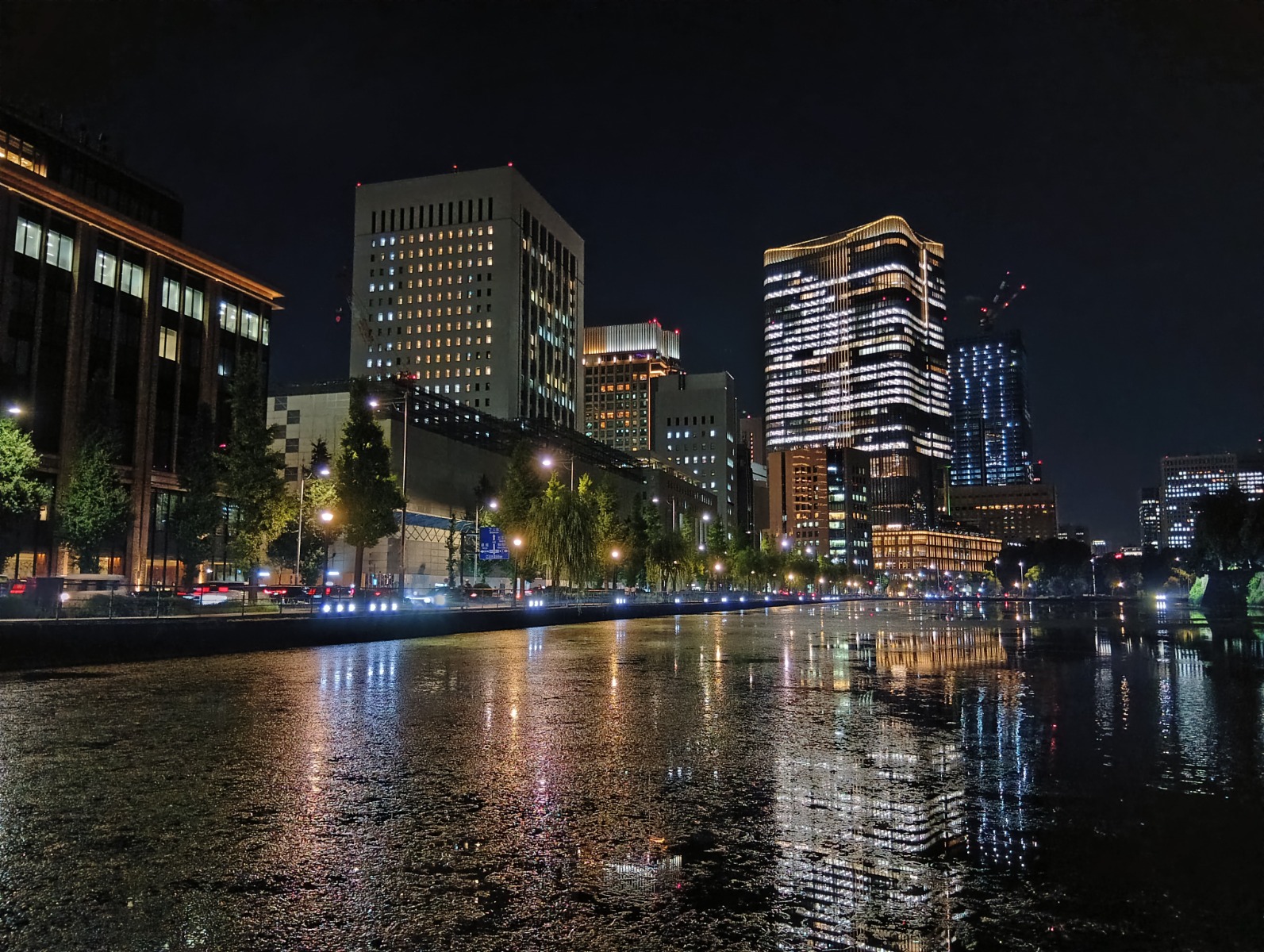夜の街と水面の反射
