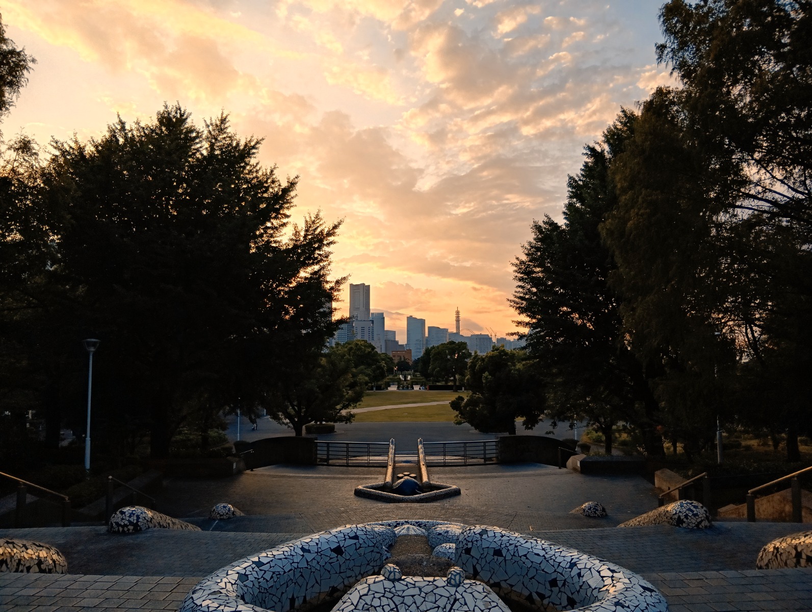 夕暮れの公園と街並み